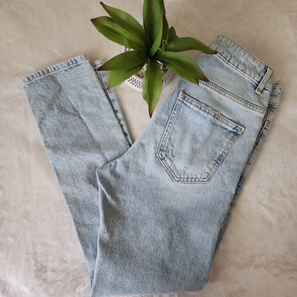Zara Distressed JEANS - Picture 1 of 7
